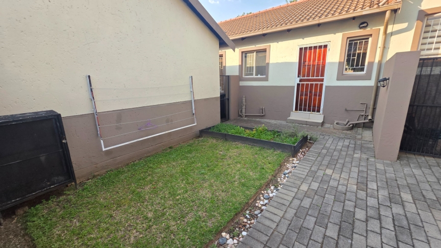 To Let 2 Bedroom Property for Rent in Thatchview Gauteng