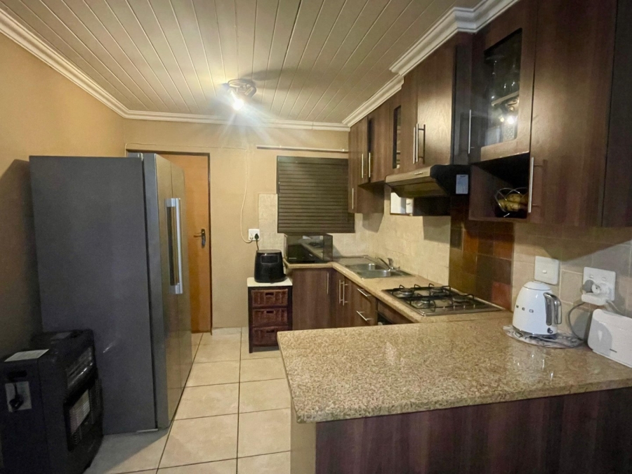 To Let 2 Bedroom Property for Rent in Andeon Gauteng