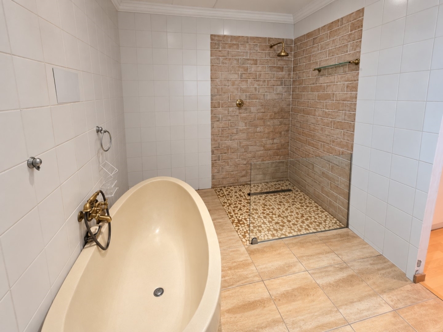 5 Bedroom Property for Sale in The Reeds Gauteng
