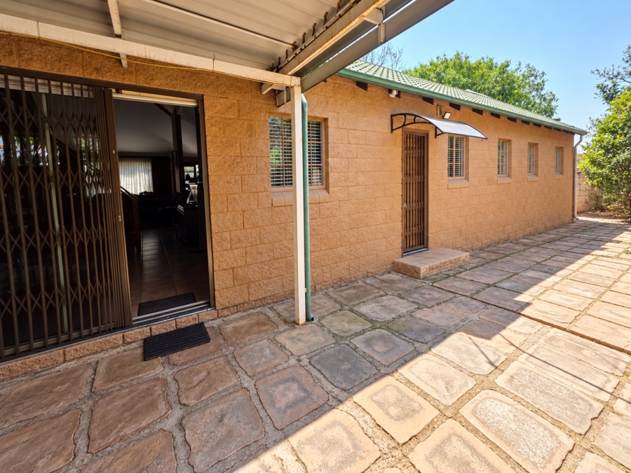 5 Bedroom Property for Sale in The Reeds Gauteng