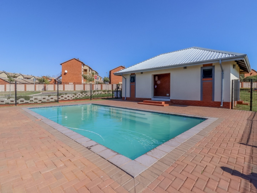 2 Bedroom Property for Sale in Noordwyk Gauteng