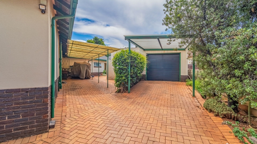 5 Bedroom Property for Sale in Edenvale Central Gauteng