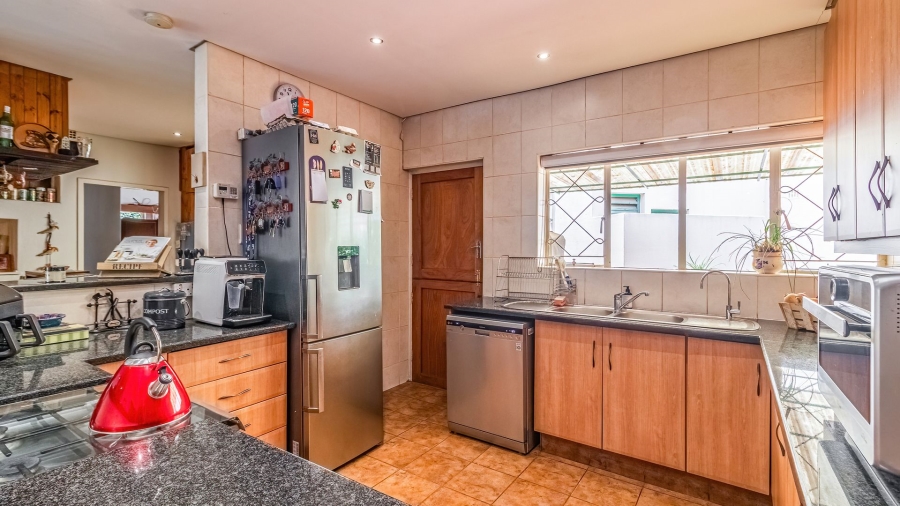 5 Bedroom Property for Sale in Edenvale Central Gauteng