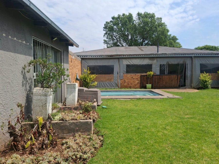 To Let 1 Bedroom Property for Rent in Dalview Gauteng