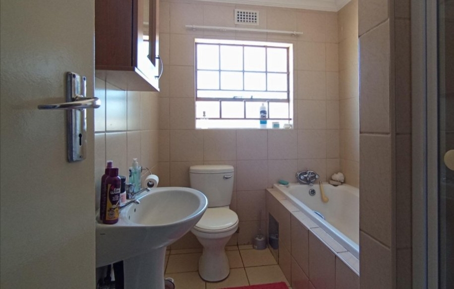 3 Bedroom Property for Sale in Clayville Gauteng