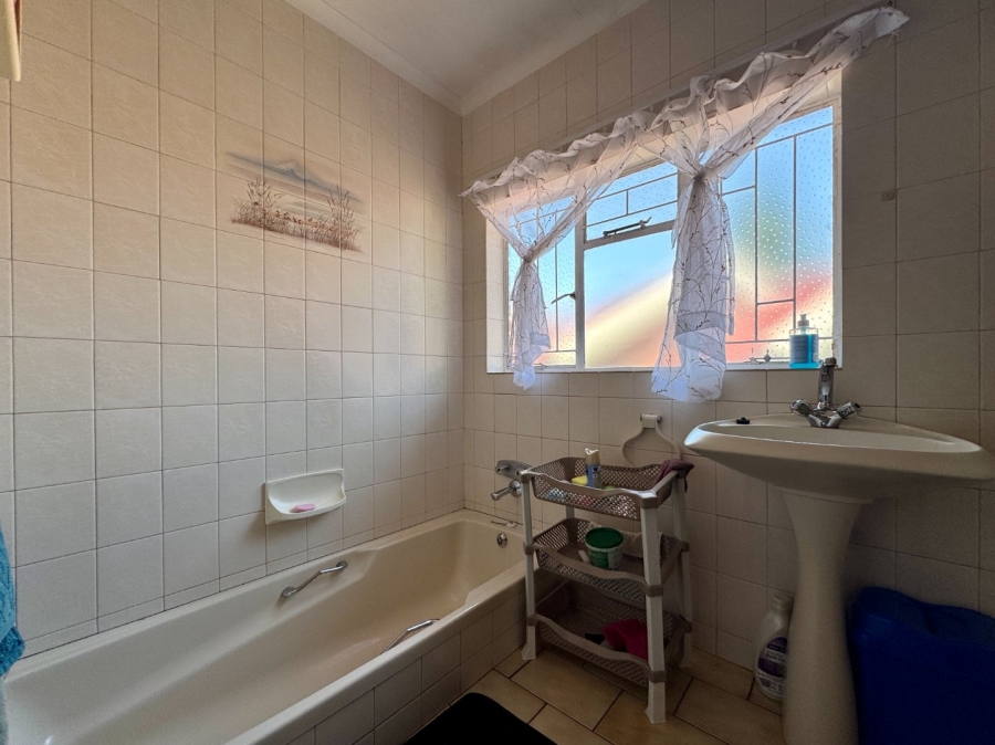 4 Bedroom Property for Sale in Zwartkop Gauteng