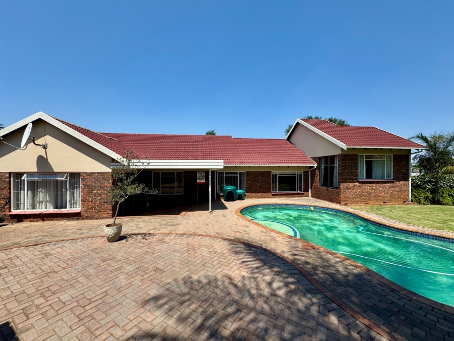 4 Bedroom Property for Sale in Zwartkop Gauteng