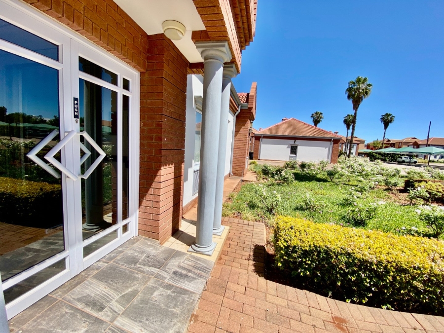 Commercial Property for Sale in Die Hoewes Gauteng