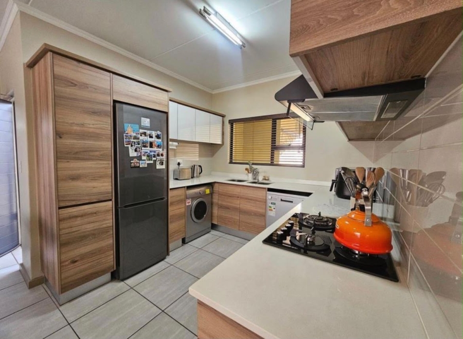 To Let 2 Bedroom Property for Rent in Waterfall Heights Gauteng