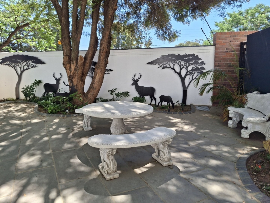 To Let 2 Bedroom Property for Rent in Bryanston Gauteng