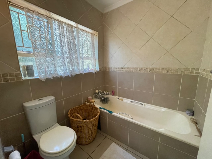 4 Bedroom Property for Sale in Breaunanda Gauteng