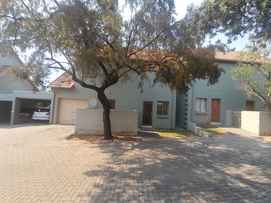 3 Bedroom Property for Sale in Kosmosdal Gauteng