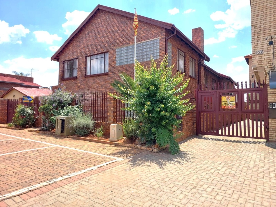 7 Bedroom Property for Sale in Lenasia Ext 1 Gauteng