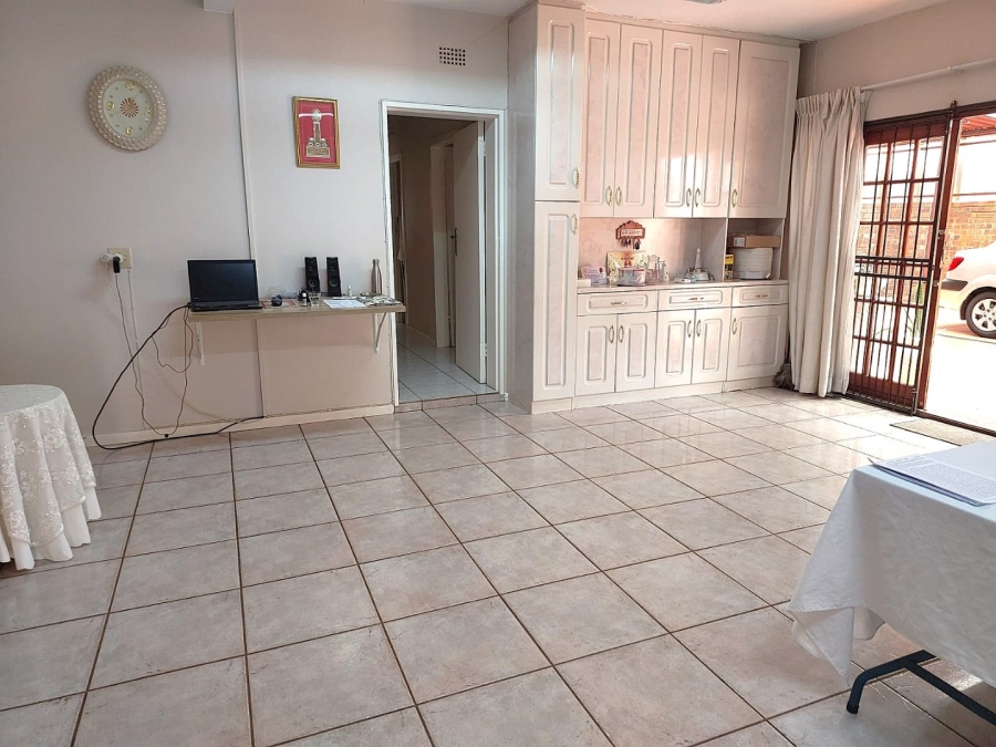 7 Bedroom Property for Sale in Lenasia Ext 1 Gauteng