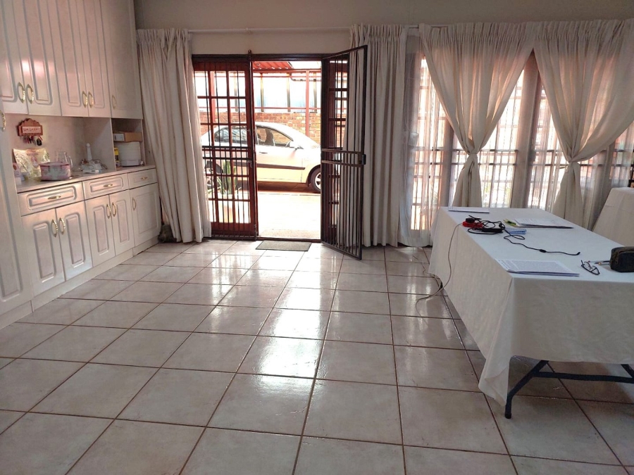 7 Bedroom Property for Sale in Lenasia Ext 1 Gauteng