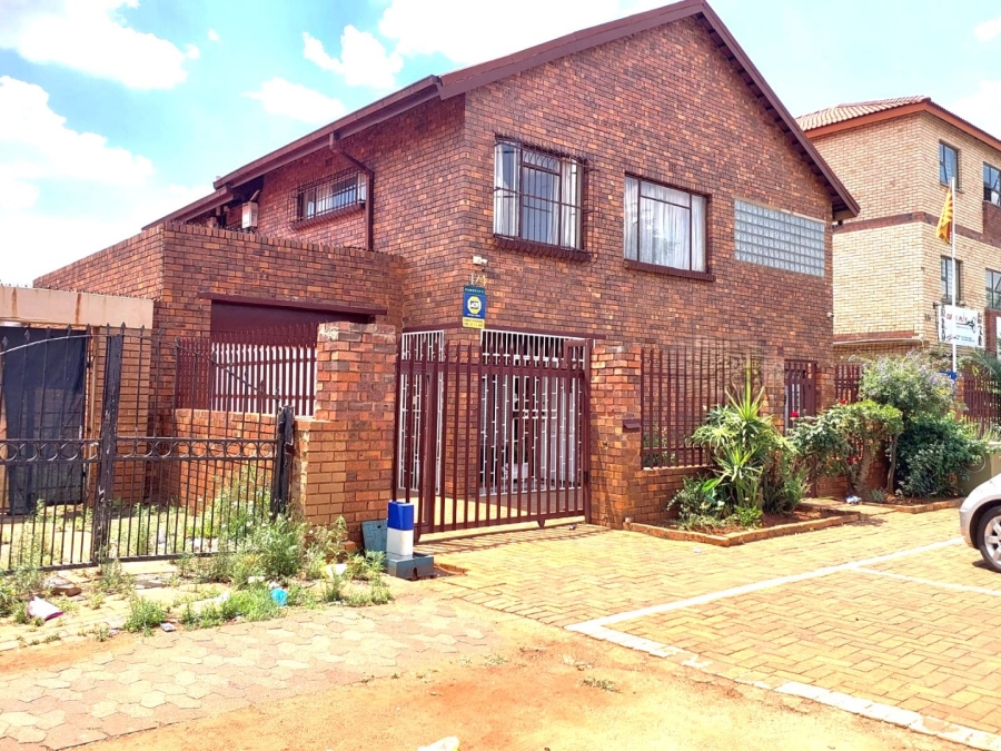 7 Bedroom Property for Sale in Lenasia Ext 1 Gauteng