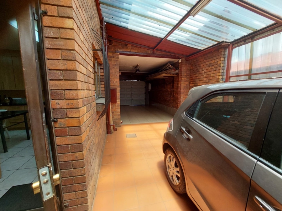 7 Bedroom Property for Sale in Lenasia Ext 1 Gauteng