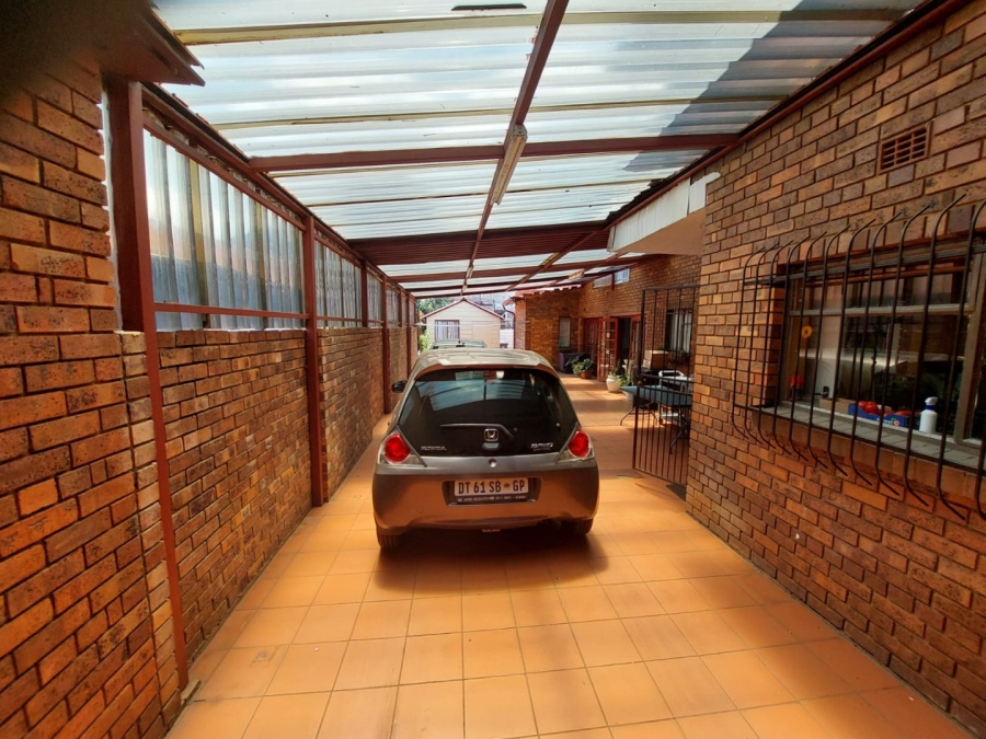 7 Bedroom Property for Sale in Lenasia Ext 1 Gauteng