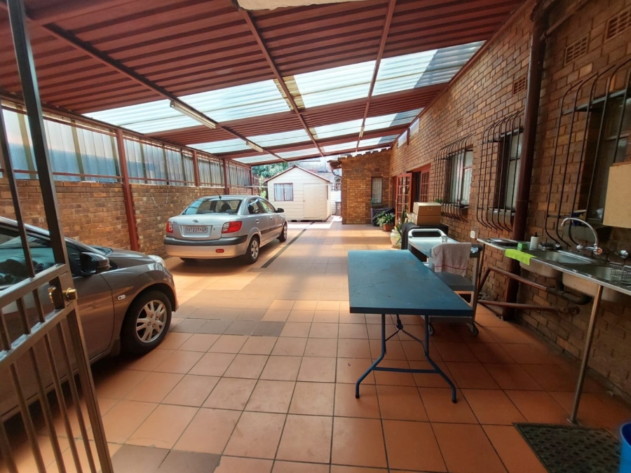 7 Bedroom Property for Sale in Lenasia Ext 1 Gauteng