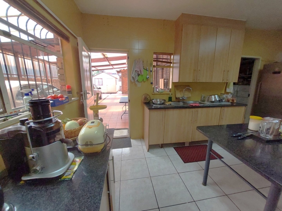 7 Bedroom Property for Sale in Lenasia Ext 1 Gauteng