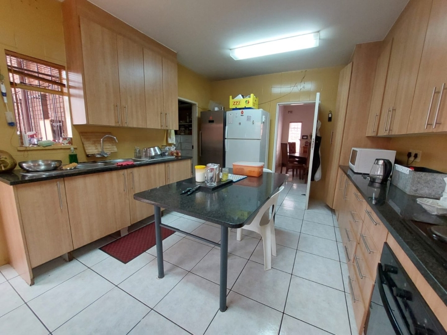 7 Bedroom Property for Sale in Lenasia Ext 1 Gauteng