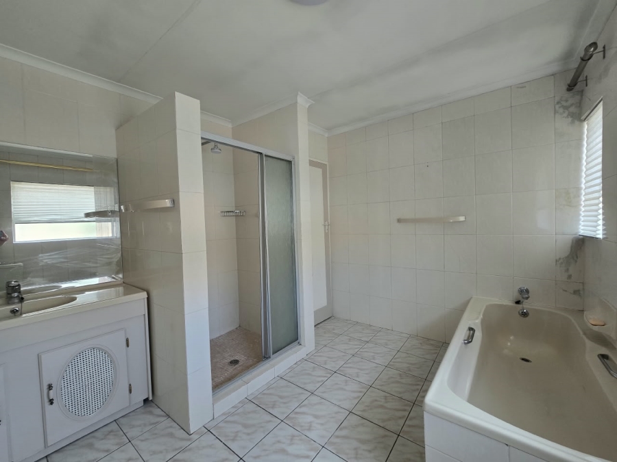 5 Bedroom Property for Sale in New Redruth Gauteng