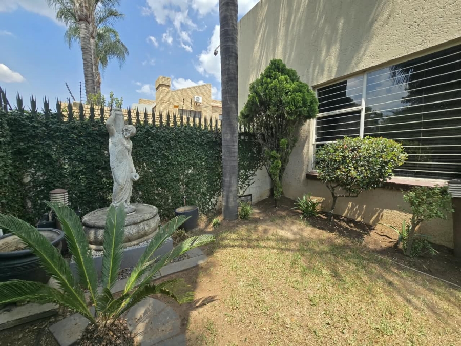 5 Bedroom Property for Sale in New Redruth Gauteng