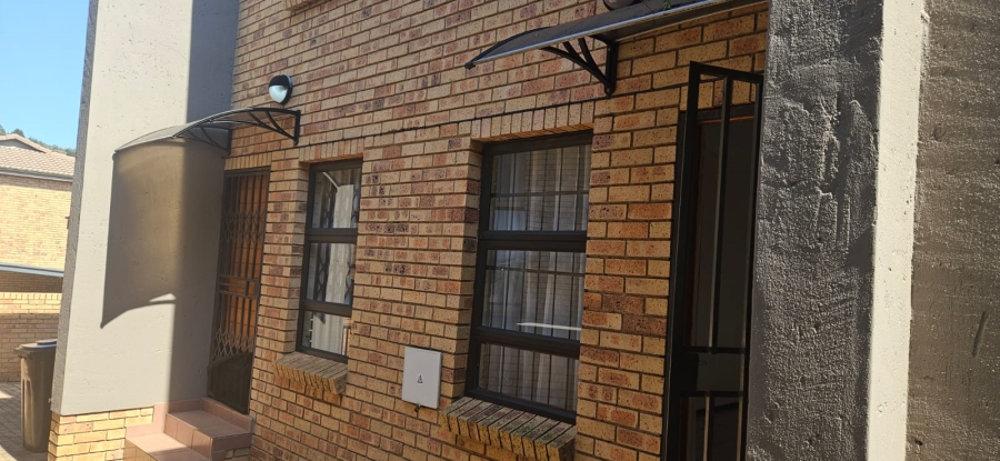 To Let 2 Bedroom Property for Rent in Helderkruin Gauteng