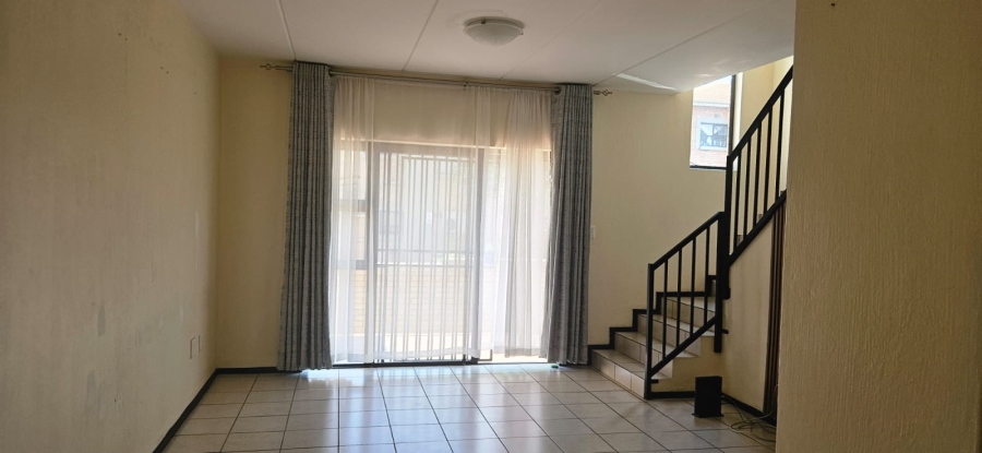 To Let 2 Bedroom Property for Rent in Helderkruin Gauteng