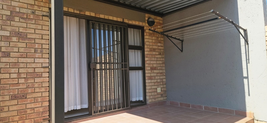 To Let 2 Bedroom Property for Rent in Helderkruin Gauteng