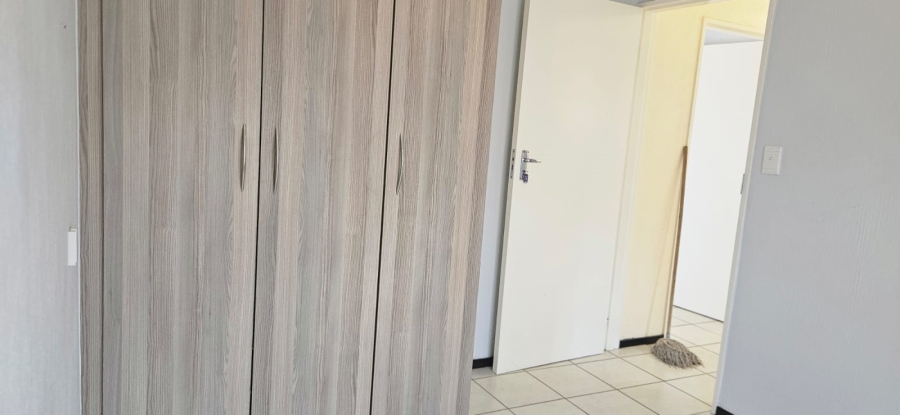 To Let 2 Bedroom Property for Rent in Helderkruin Gauteng