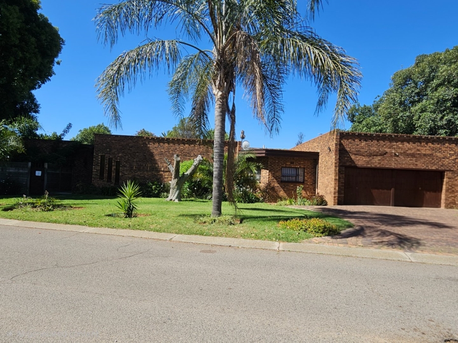 4 Bedroom Property for Sale in Crystal Park Gauteng