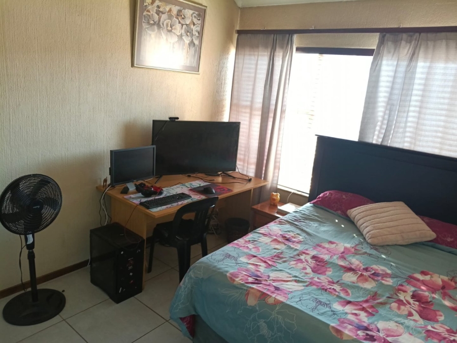 2 Bedroom Property for Sale in Dorandia Gauteng