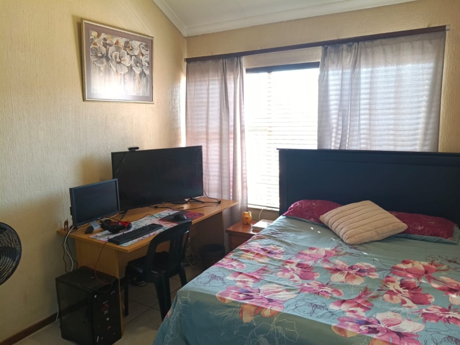 2 Bedroom Property for Sale in Dorandia Gauteng