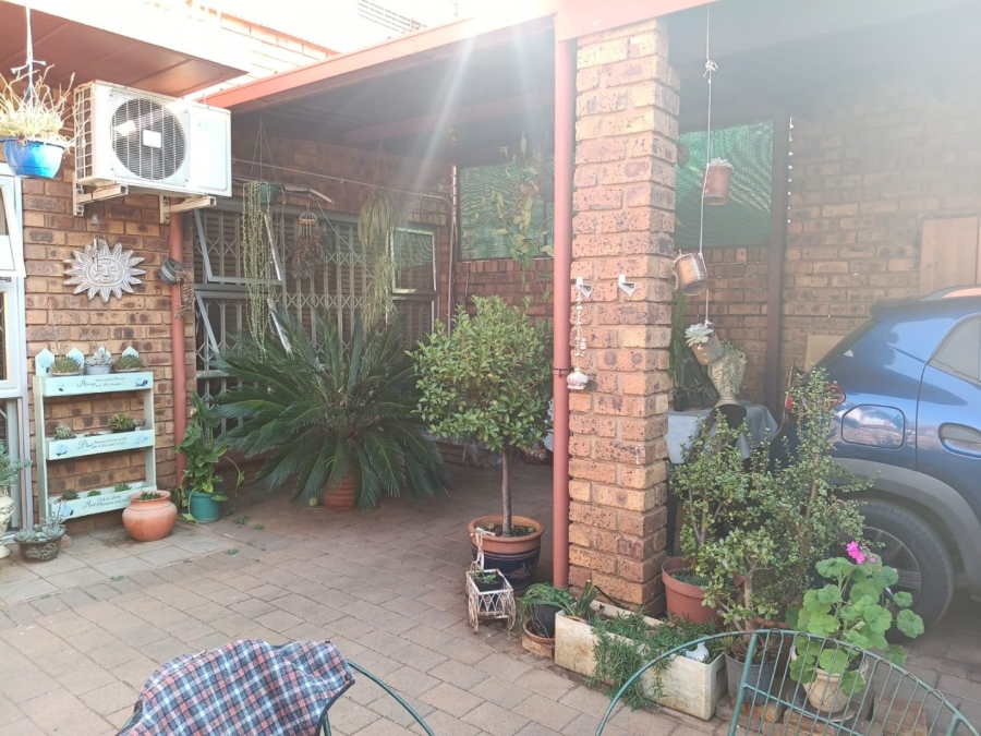 2 Bedroom Property for Sale in Dorandia Gauteng