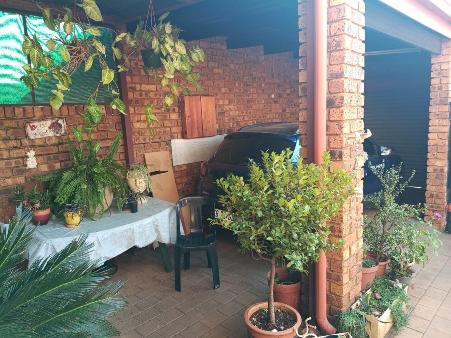 2 Bedroom Property for Sale in Dorandia Gauteng