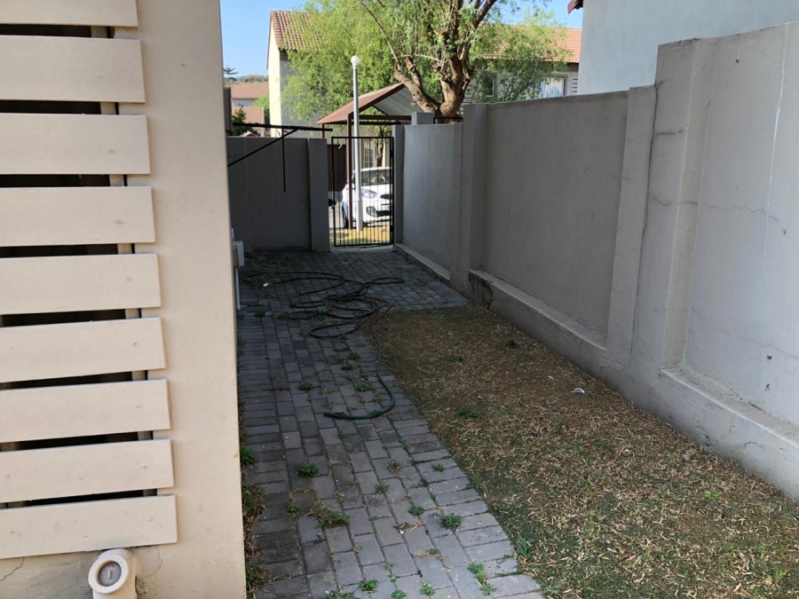 To Let 3 Bedroom Property for Rent in Vorna Valley Gauteng
