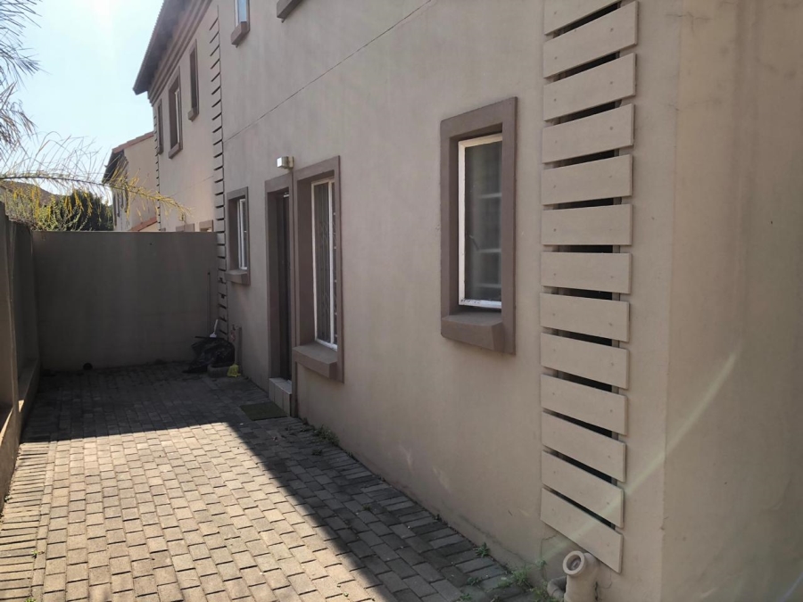 To Let 3 Bedroom Property for Rent in Vorna Valley Gauteng