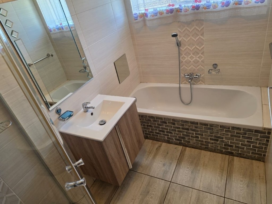 3 Bedroom Property for Sale in Bonaero Park Gauteng