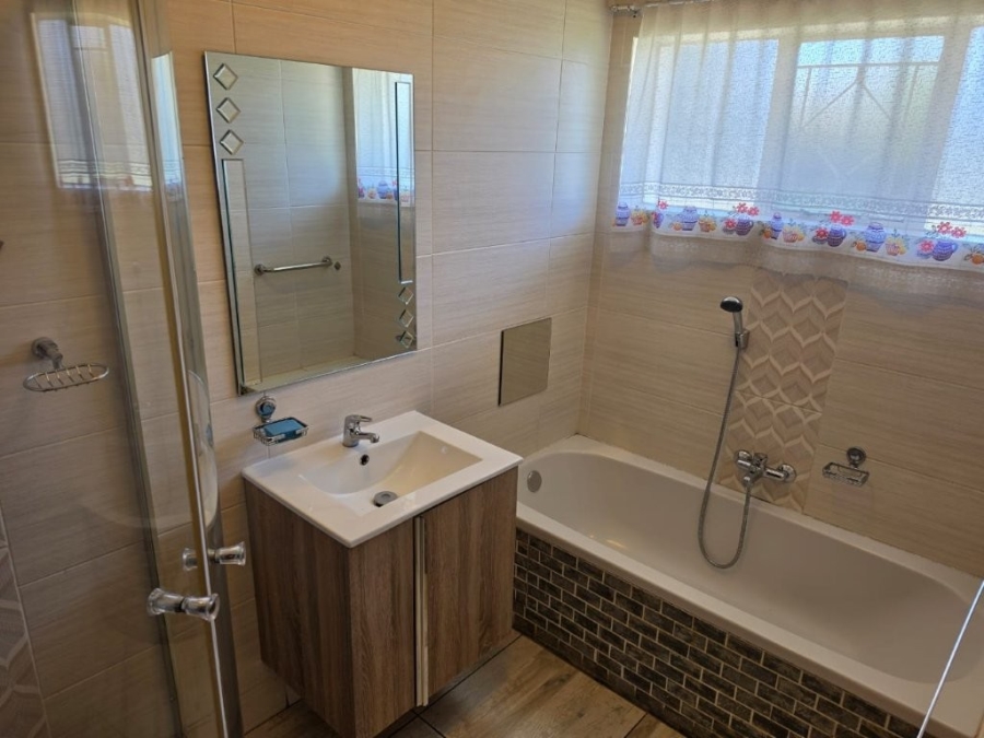 3 Bedroom Property for Sale in Bonaero Park Gauteng