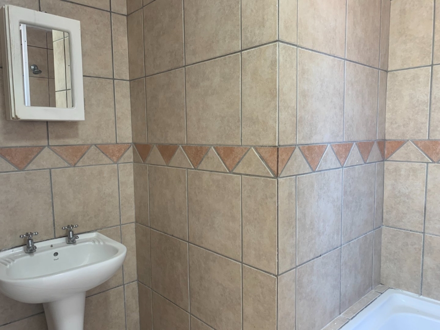 To Let 2 Bedroom Property for Rent in Vorna Valley Gauteng