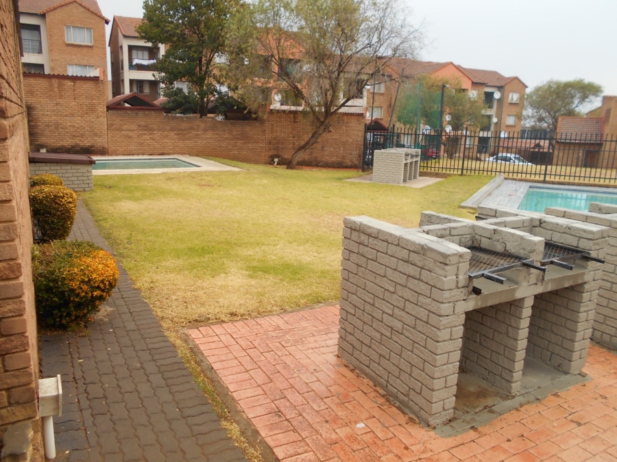 To Let 2 Bedroom Property for Rent in Vorna Valley Gauteng
