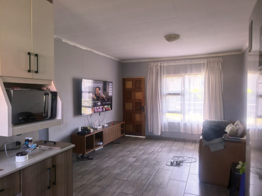 To Let 3 Bedroom Property for Rent in Strubenvale Gauteng
