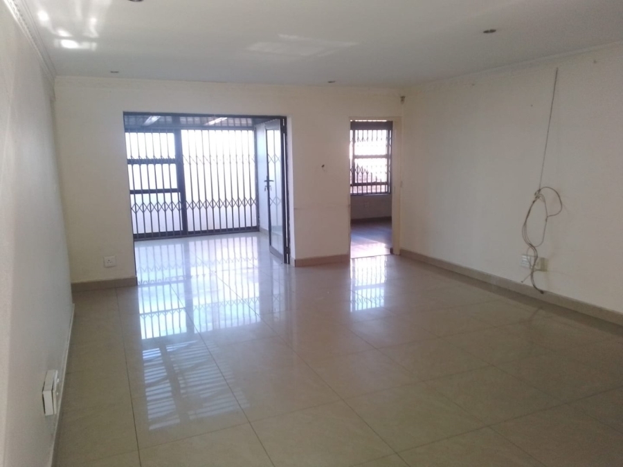 To Let 5 Bedroom Property for Rent in Glen Marais Gauteng