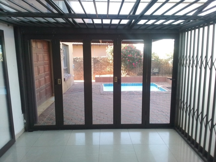 To Let 5 Bedroom Property for Rent in Glen Marais Gauteng