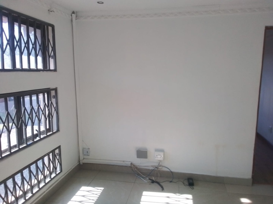 To Let 5 Bedroom Property for Rent in Glen Marais Gauteng
