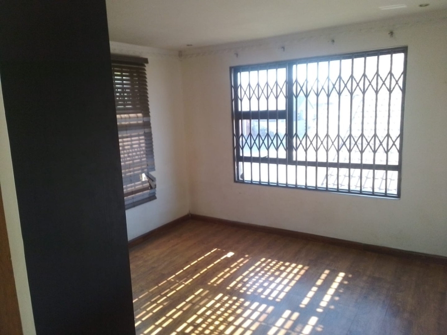 To Let 5 Bedroom Property for Rent in Glen Marais Gauteng