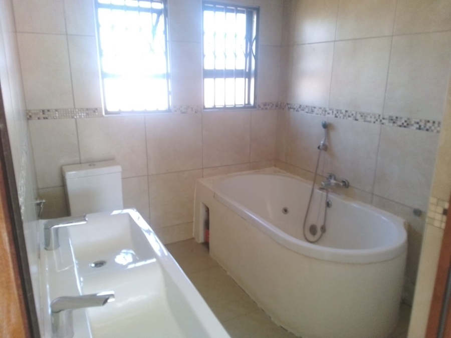 To Let 5 Bedroom Property for Rent in Glen Marais Gauteng