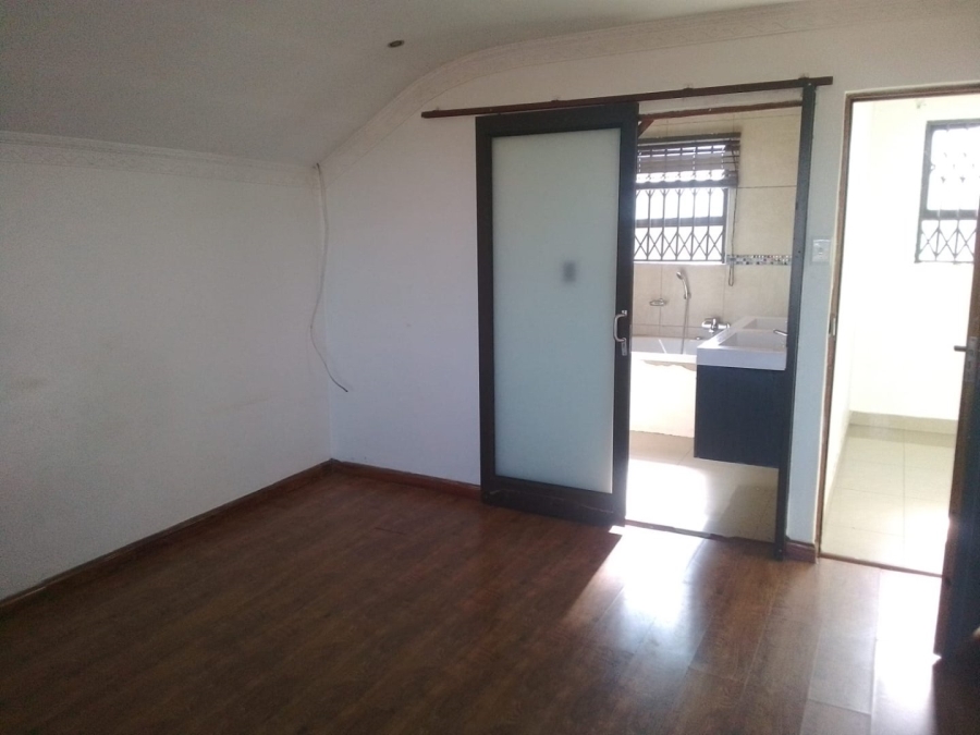 To Let 5 Bedroom Property for Rent in Glen Marais Gauteng