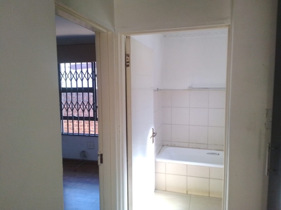 To Let 5 Bedroom Property for Rent in Glen Marais Gauteng